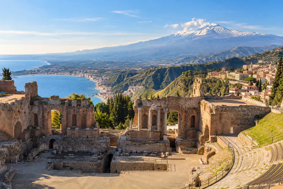 Teatro antico di Taormina, costa ionica ed Etna sullo sfondo, immagine illustrativa